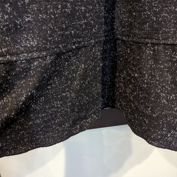 Beautiful Wool (blend?) Feminine Jacket in heathered black. - Picture 4 of 5